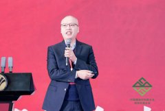 他呼吁行业同仁以立异为合做为桨